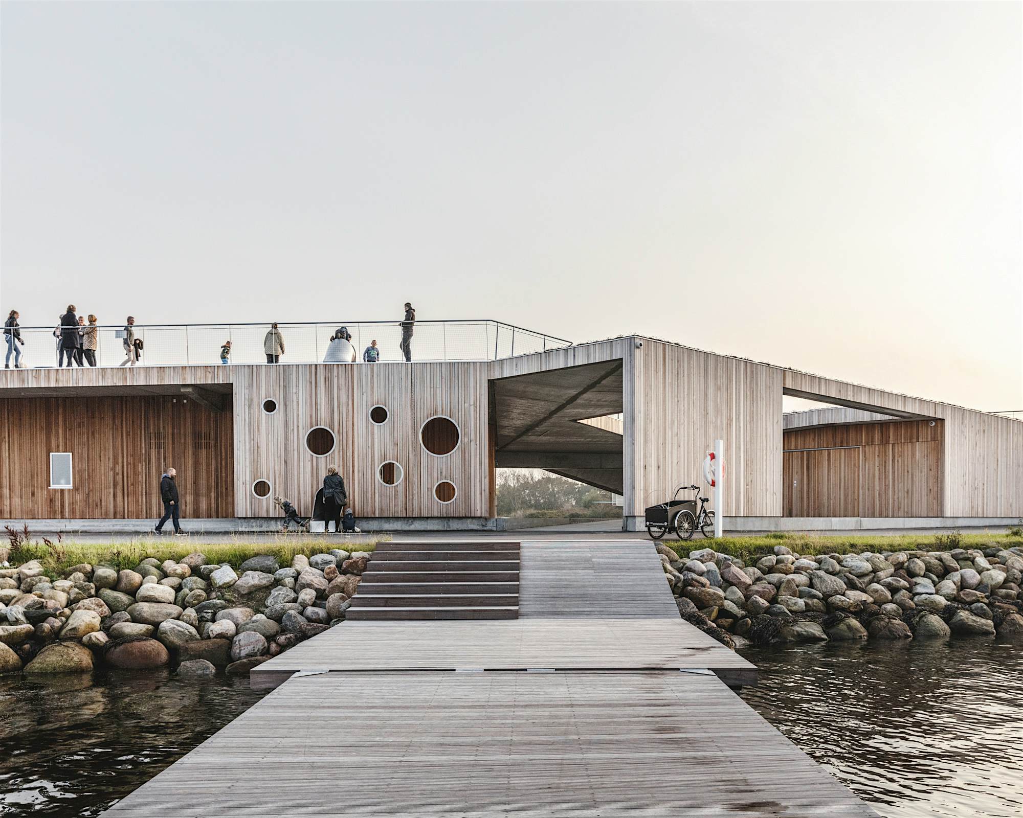 Travel News - R_Hjortshoj - Vestre Fjordpark-151 The project's design took inspiration from the fjord itself as well as the surrounding landscape.