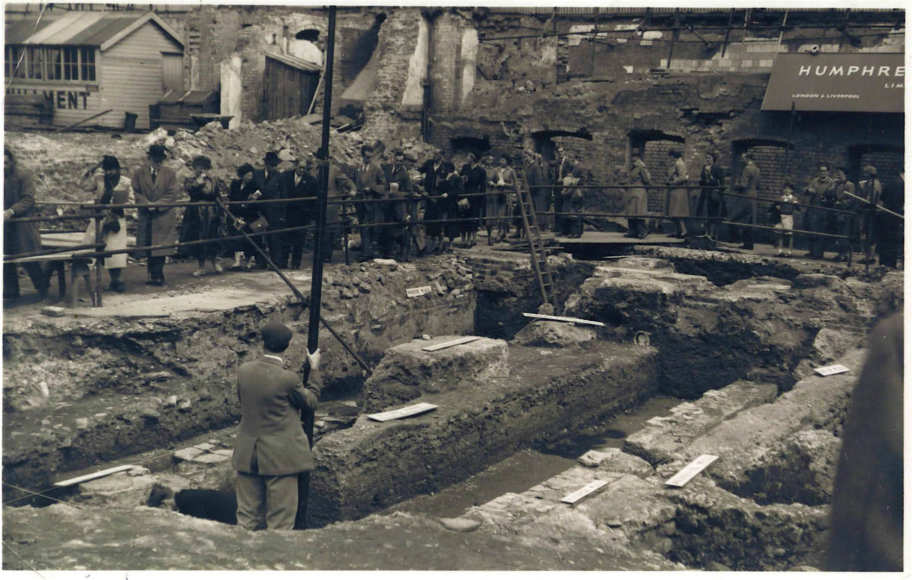 Travel News - Temple of Mithras dig 1954 Robert Hitchman (c) MOLA A photograph of the excavation of the Temple of Mithras dig from 1954.
