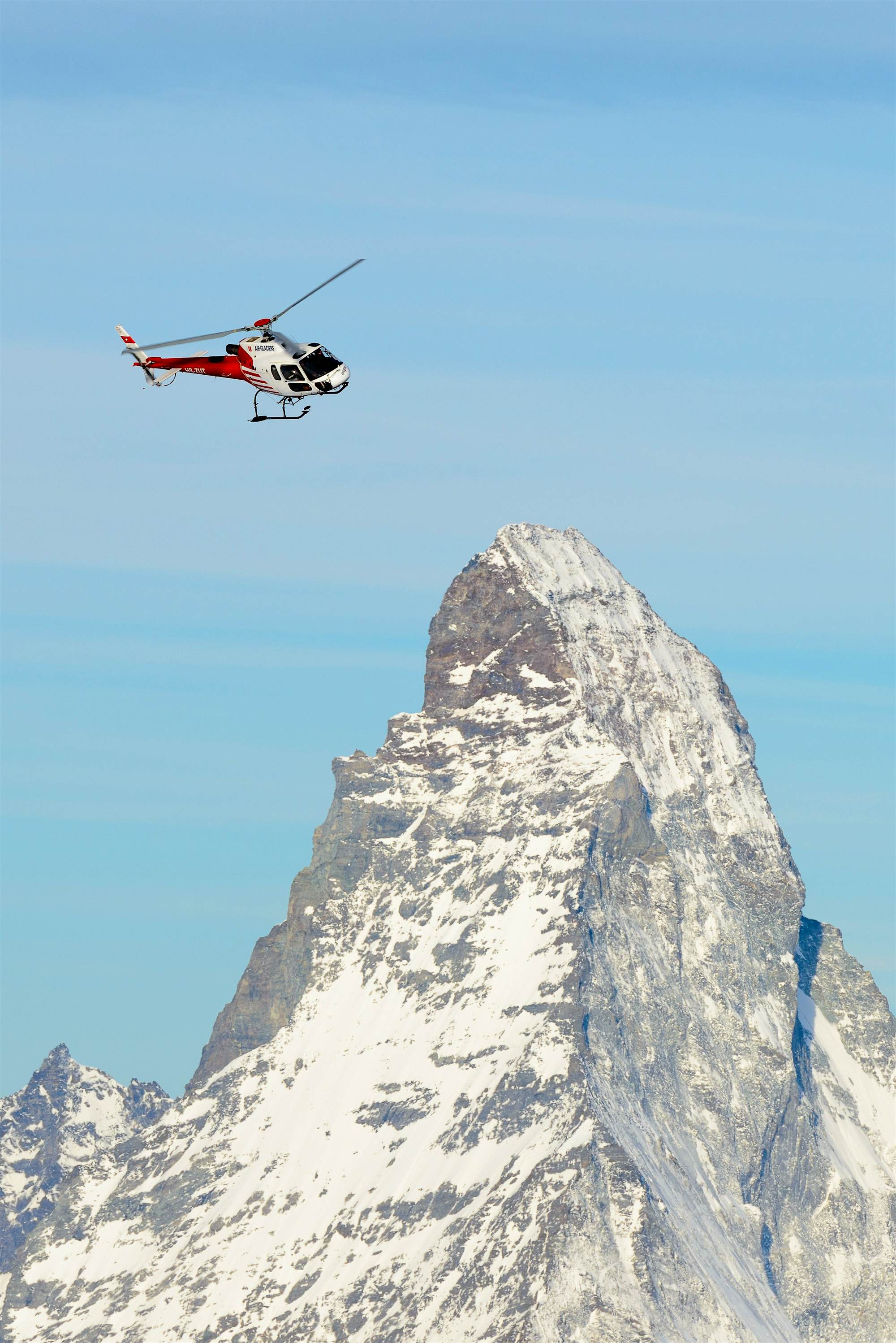 Travel News - Air Glacier_Matterhorn The helicopter circumnavigates the Matterhorn.