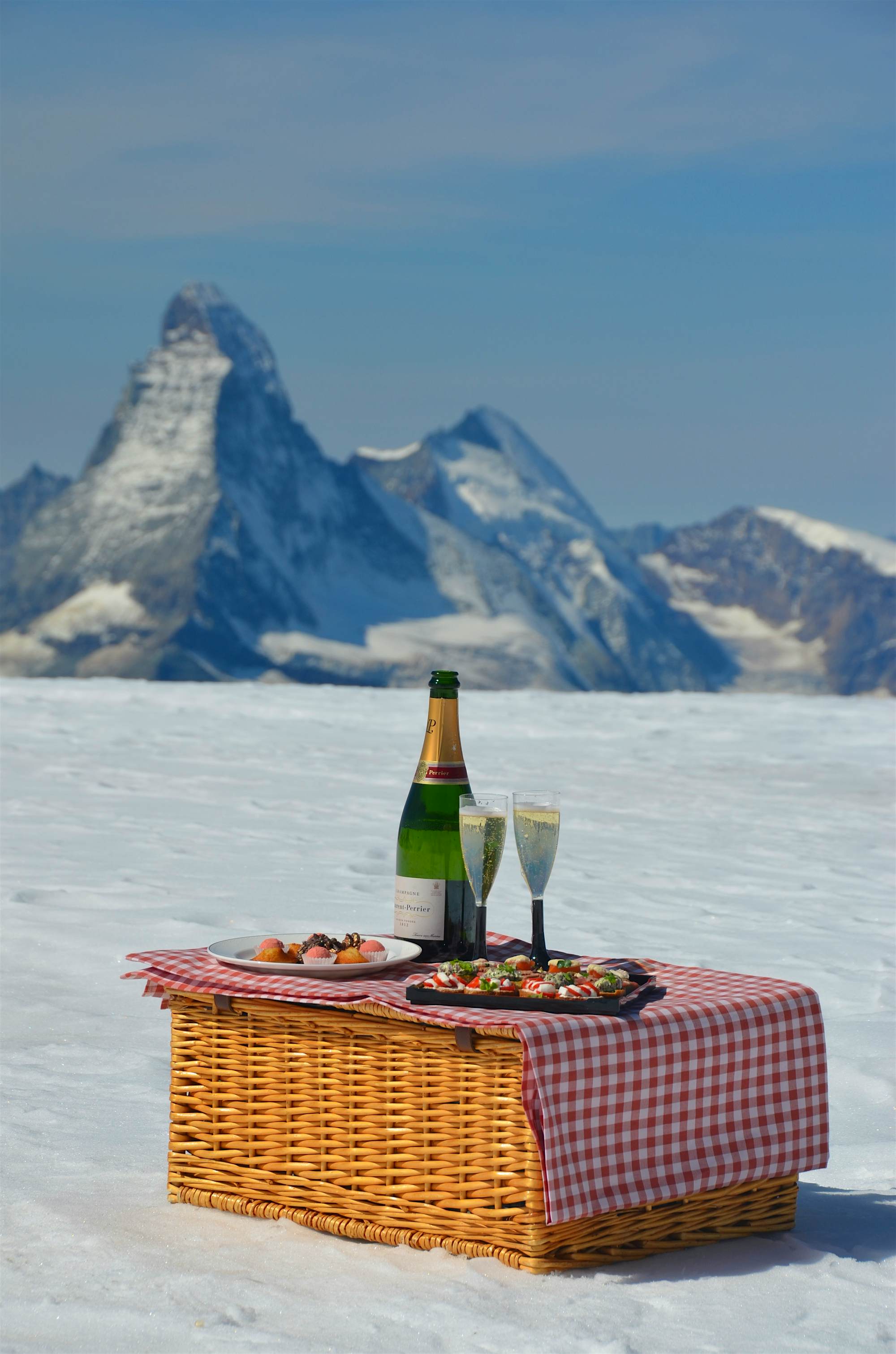 Travel News - Picknick with view to Matterhorn Guests can also have lunch 3,000 feet above sea level.