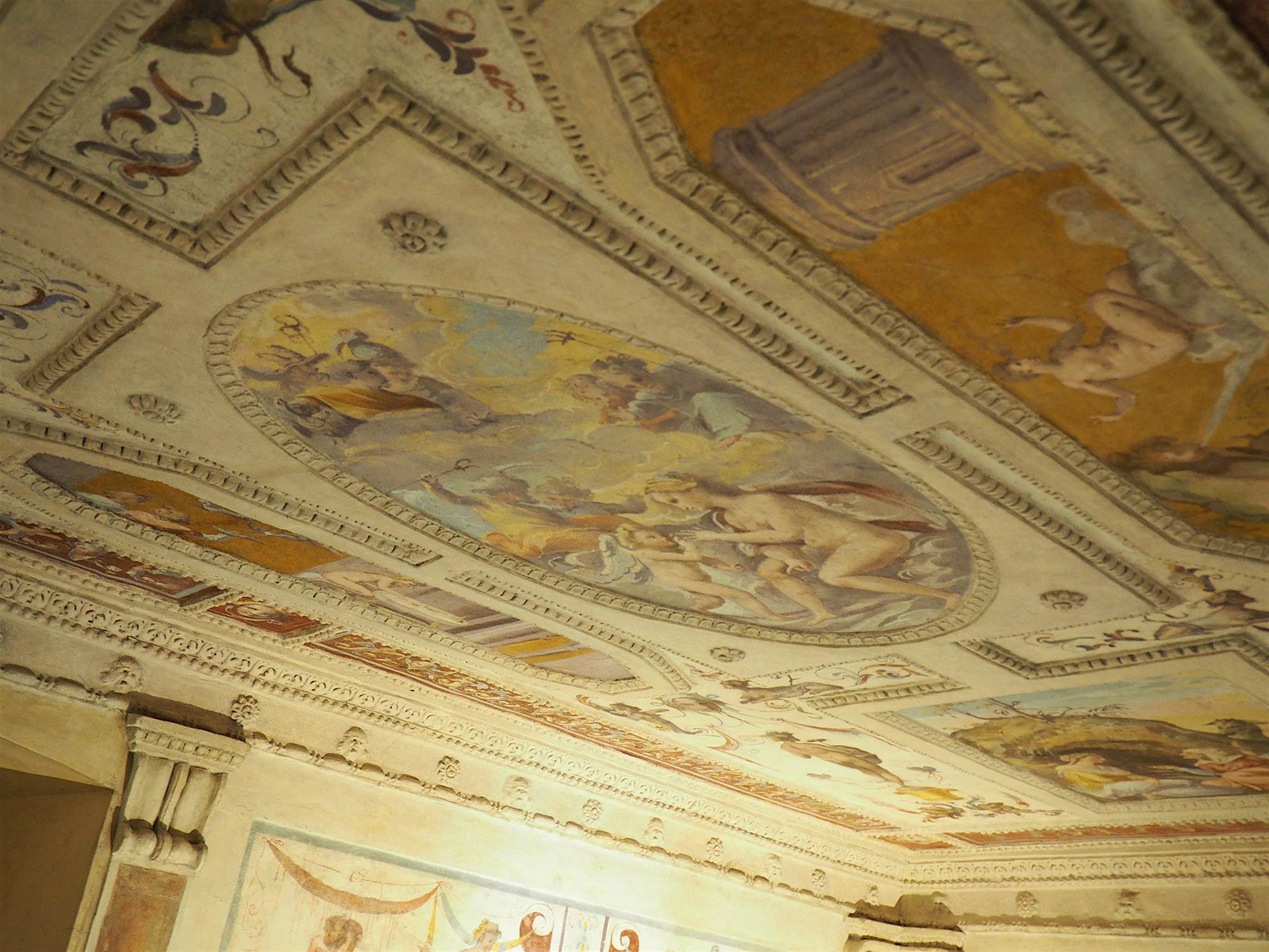 Travel News - OLYMPUS DIGITAL CAMERA Restored ceiling at the Comodo