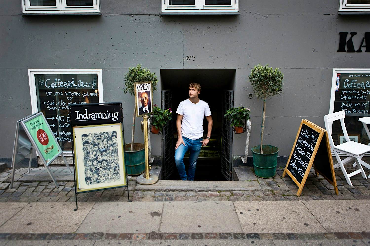 Travel News - Janniklawaetz_in_front_of_shop_free_usage Travel News - Janniklawaetz_in_front_of_shop_free_usage