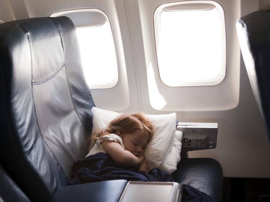 Resenyheter - flicka (2-3) sover i flygstol