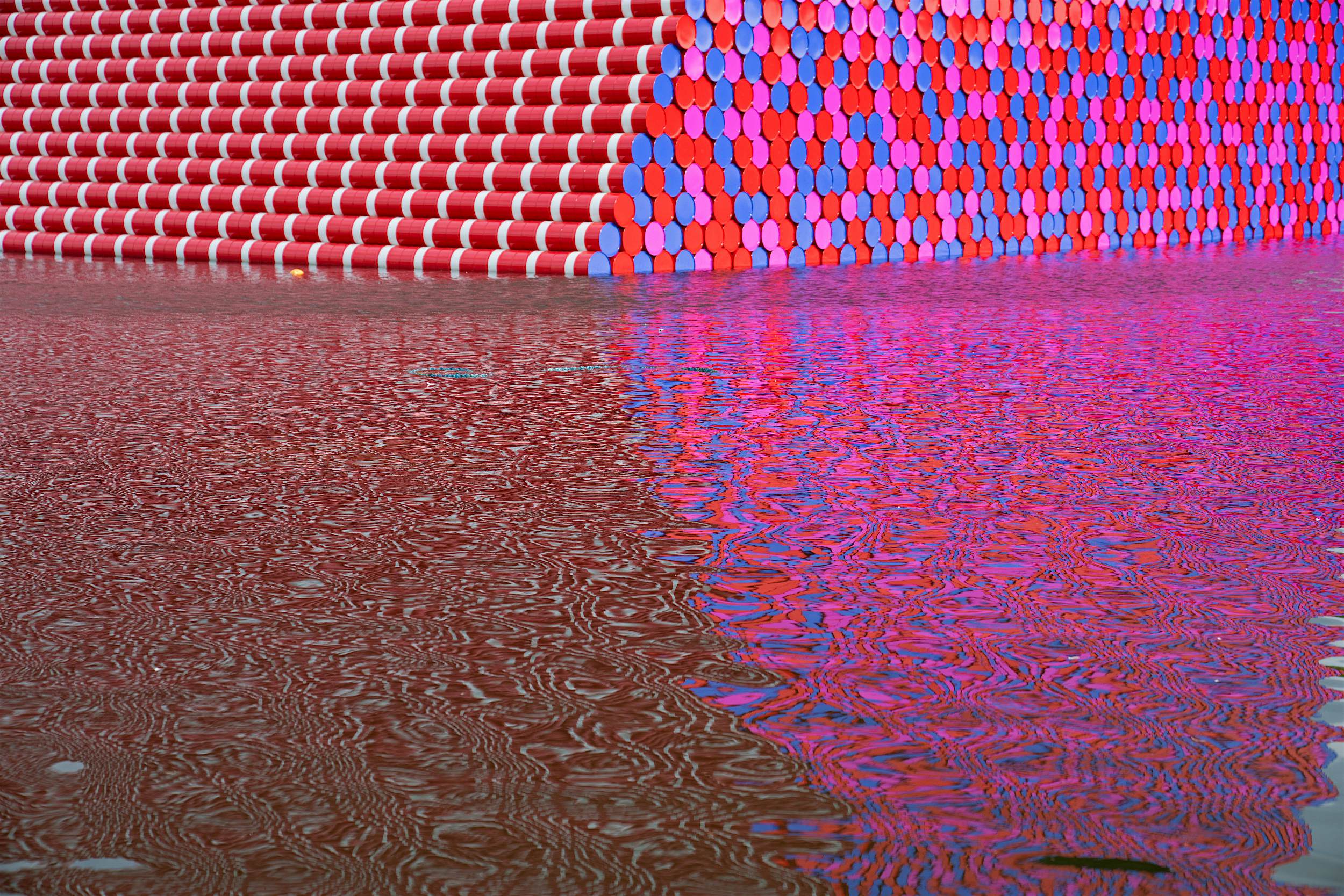 Travel News - The London Mastaba Serpentine Lake, Hyde Park, 2016-18 (1) Travel News - The London Mastaba Serpentine Lake, Hyde Park, 2016-18 (1)