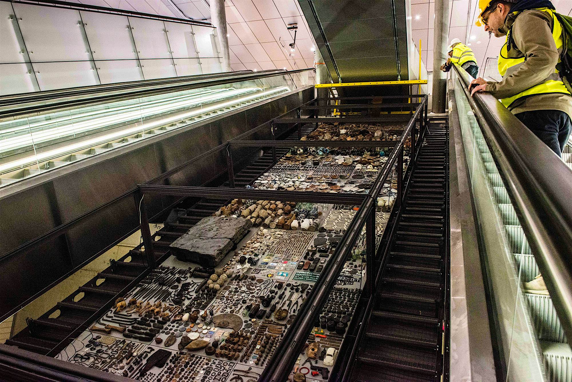 Travel News - archeologie station Rokin Part of the collection uncovered by archaeologists