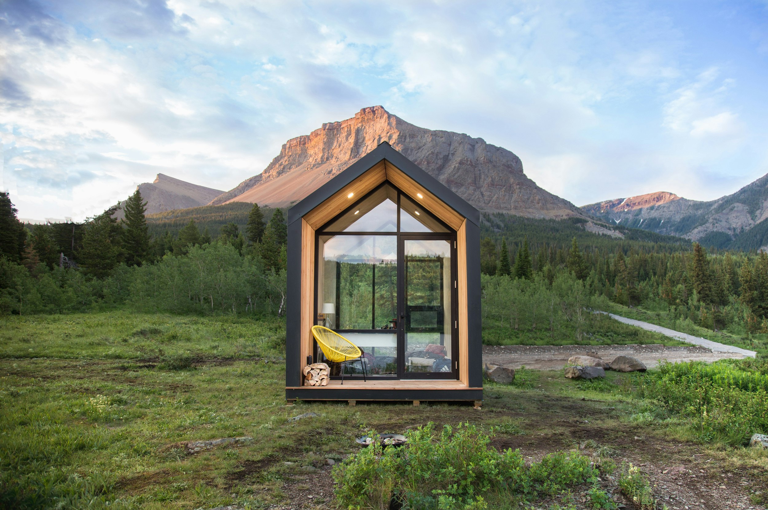 The Mono cabin on location in Beaver Mines, Canada.