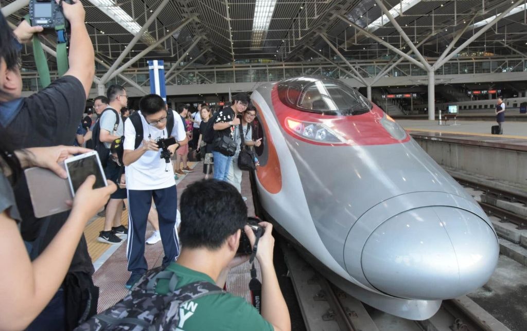 Travel News - Mainland-HK High-speed Rail Put Into Service