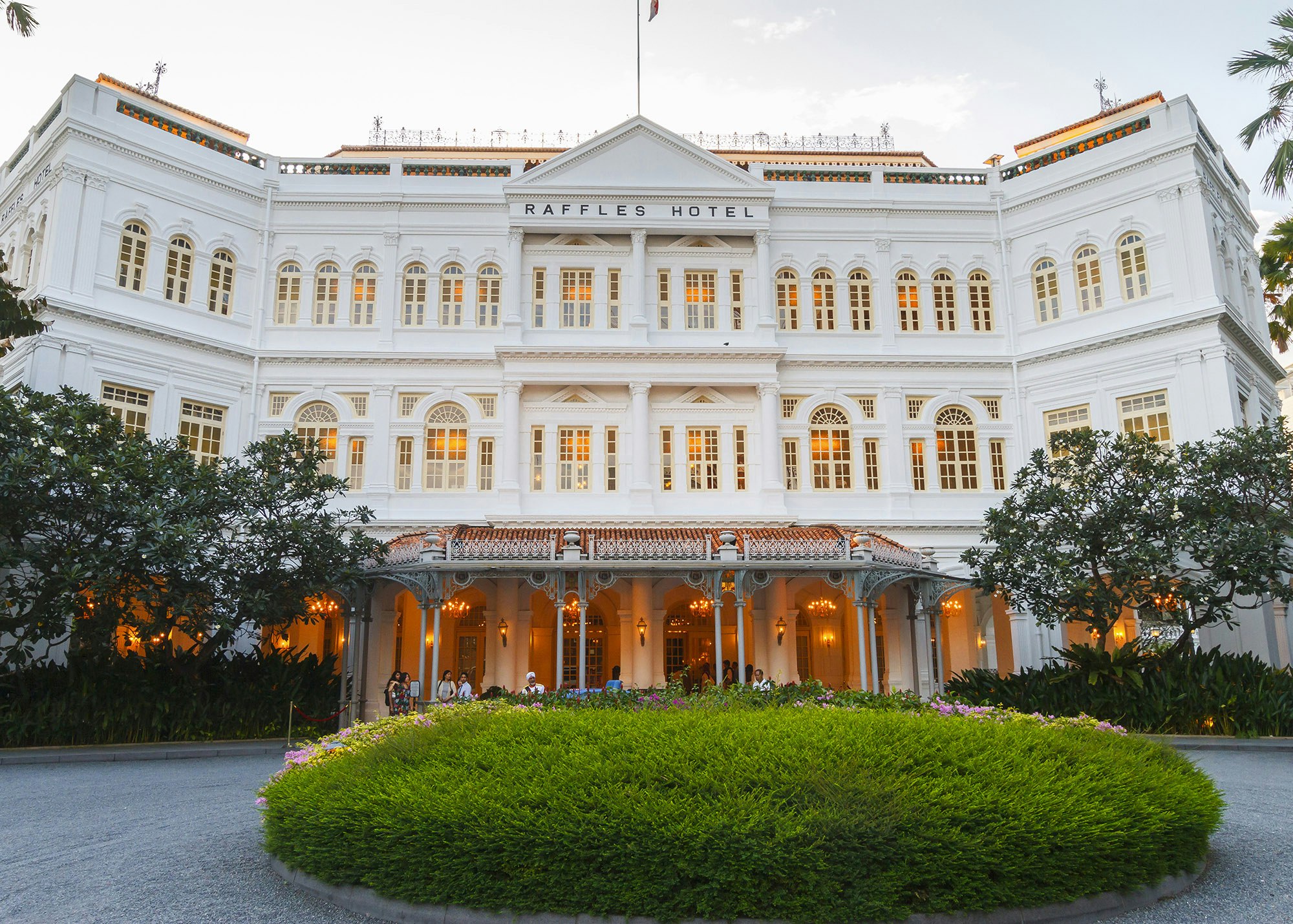 Bergbeklimmer Plakken geest Raffles Hotel's iconic Singapore Sling returns home to the Long Bar -  Lonely Planet