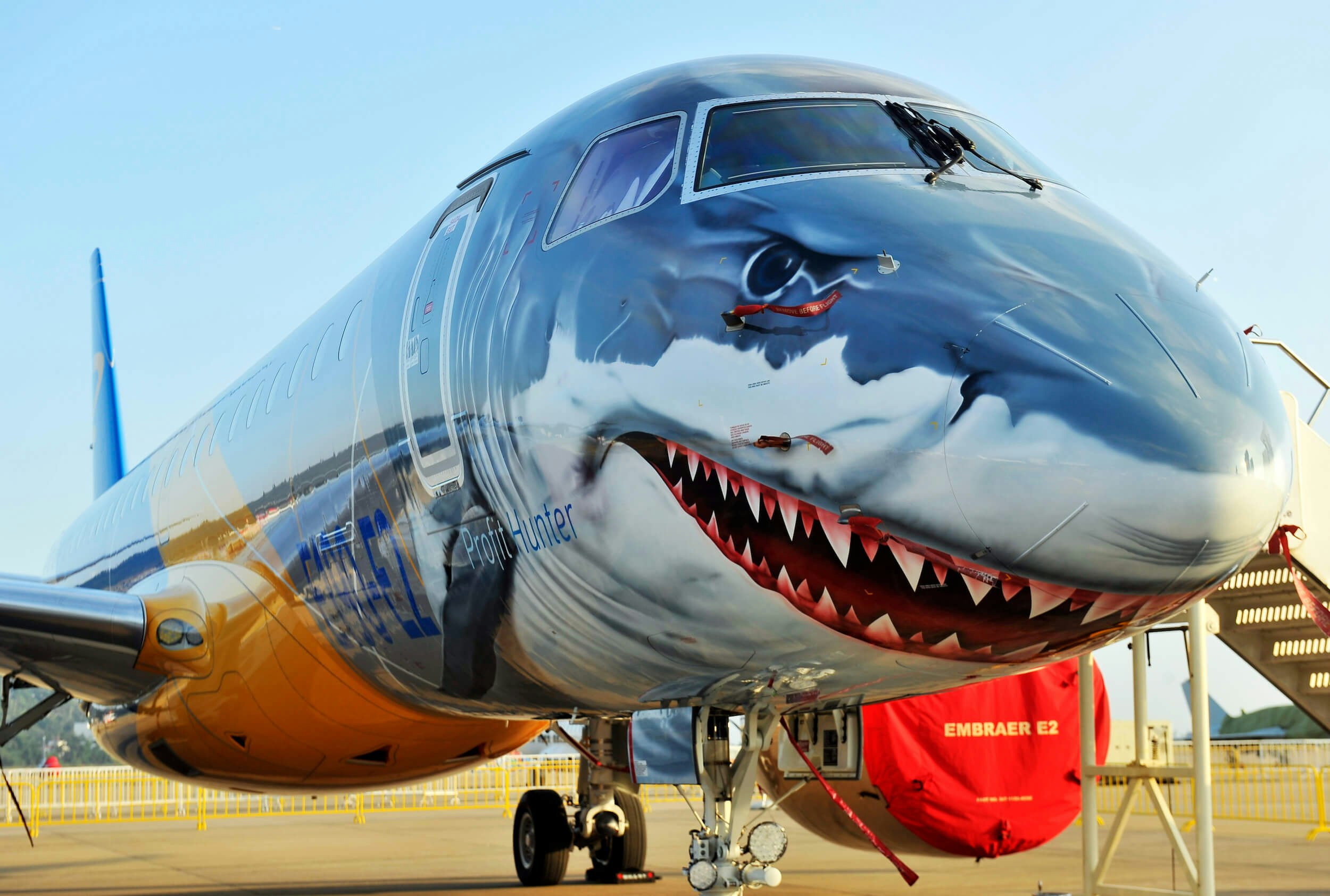 Настоящий самолет. Embraer акула. Самолет акула Эмбраер. Эмбраер 190 с акулой. Эмбраер с акульей мордой.