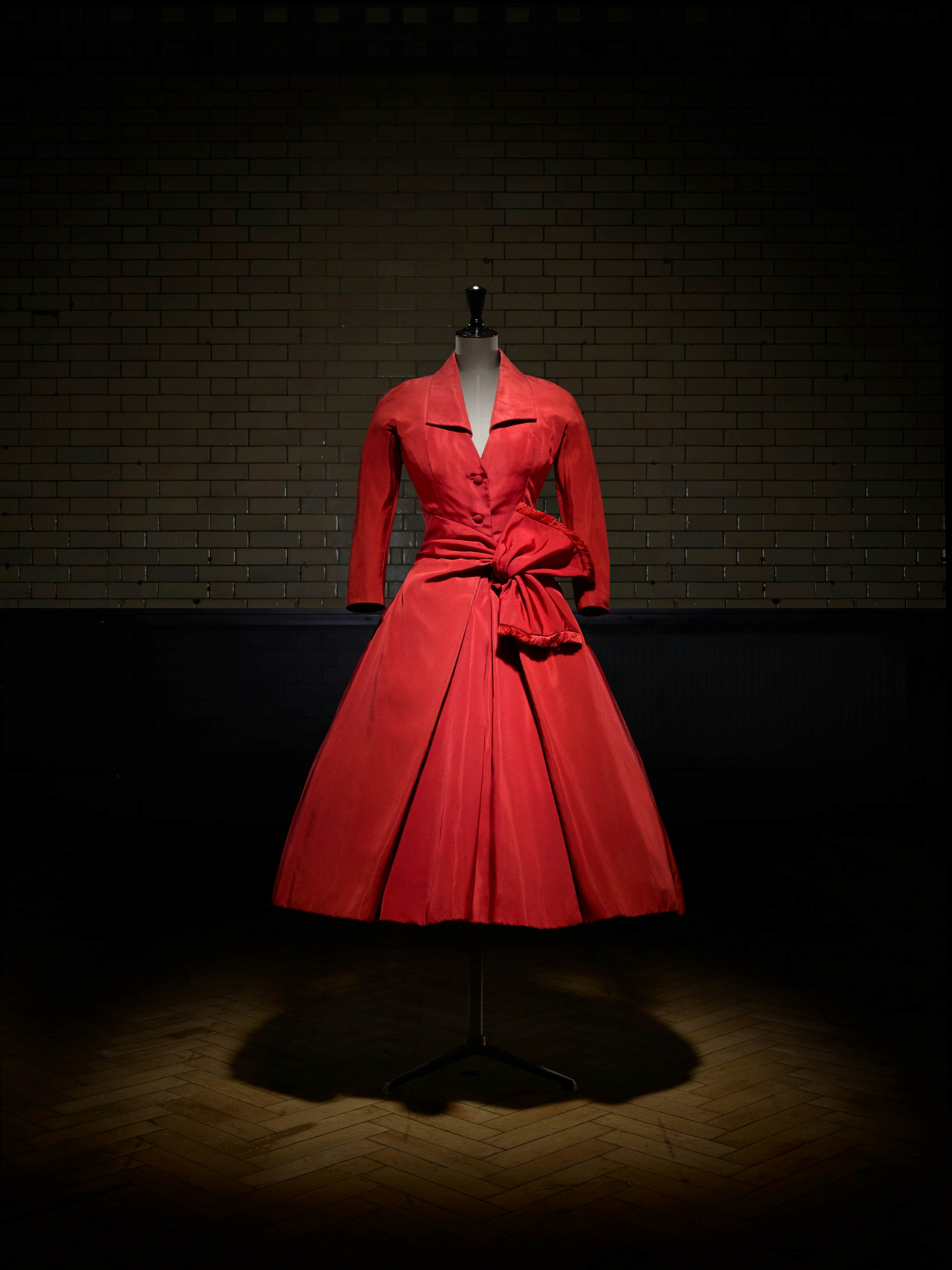 v&a dior exhibition opening times