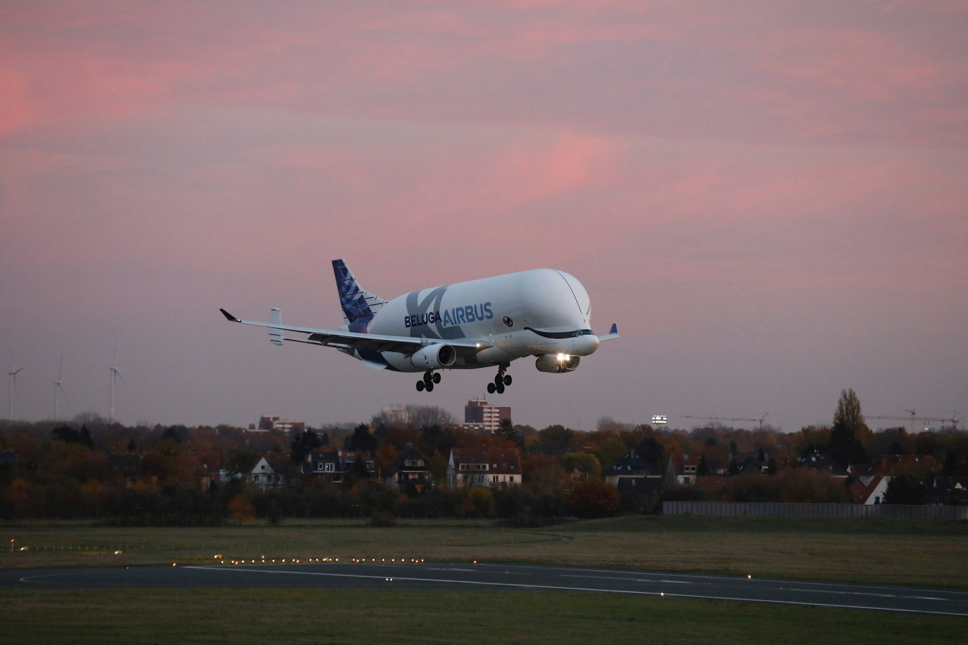 The plane that looks like a whale has finally entered service - Lonely ...