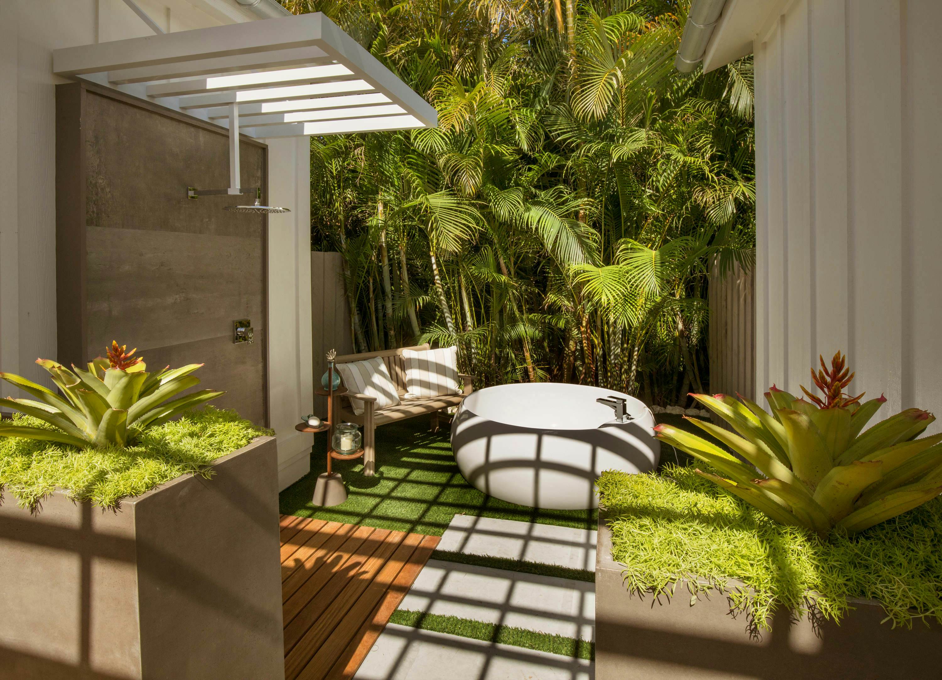 Travel News - InternalDeckBathDaylight