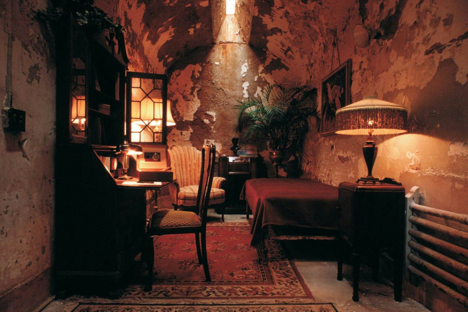 See Inside Al Capone S Prison Cell At This New Philadelphia Exhibition   Al Capone Cell E1557221065951 