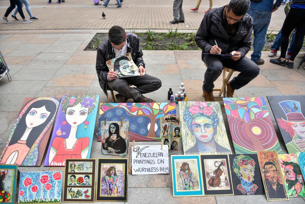 Travel News - Artists Turn Useless Venezuelan Currency Into Handicrafts
