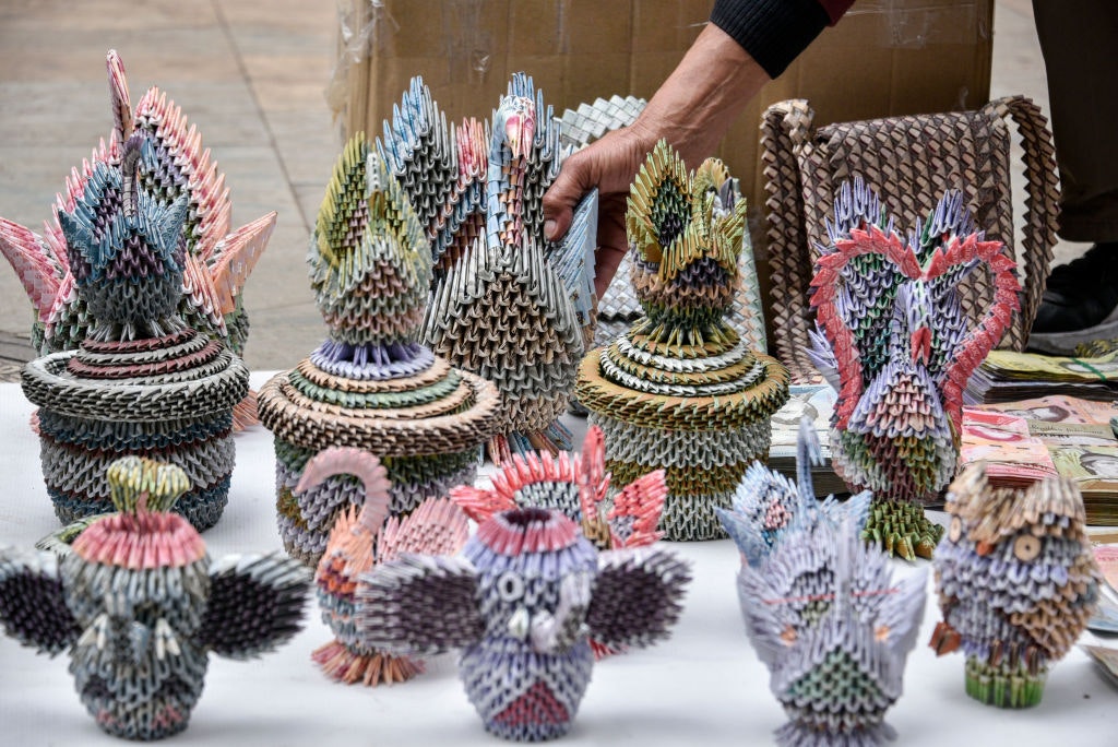 Travel News - Artists Turn Useless Venezuelan Currency Into Handicrafts