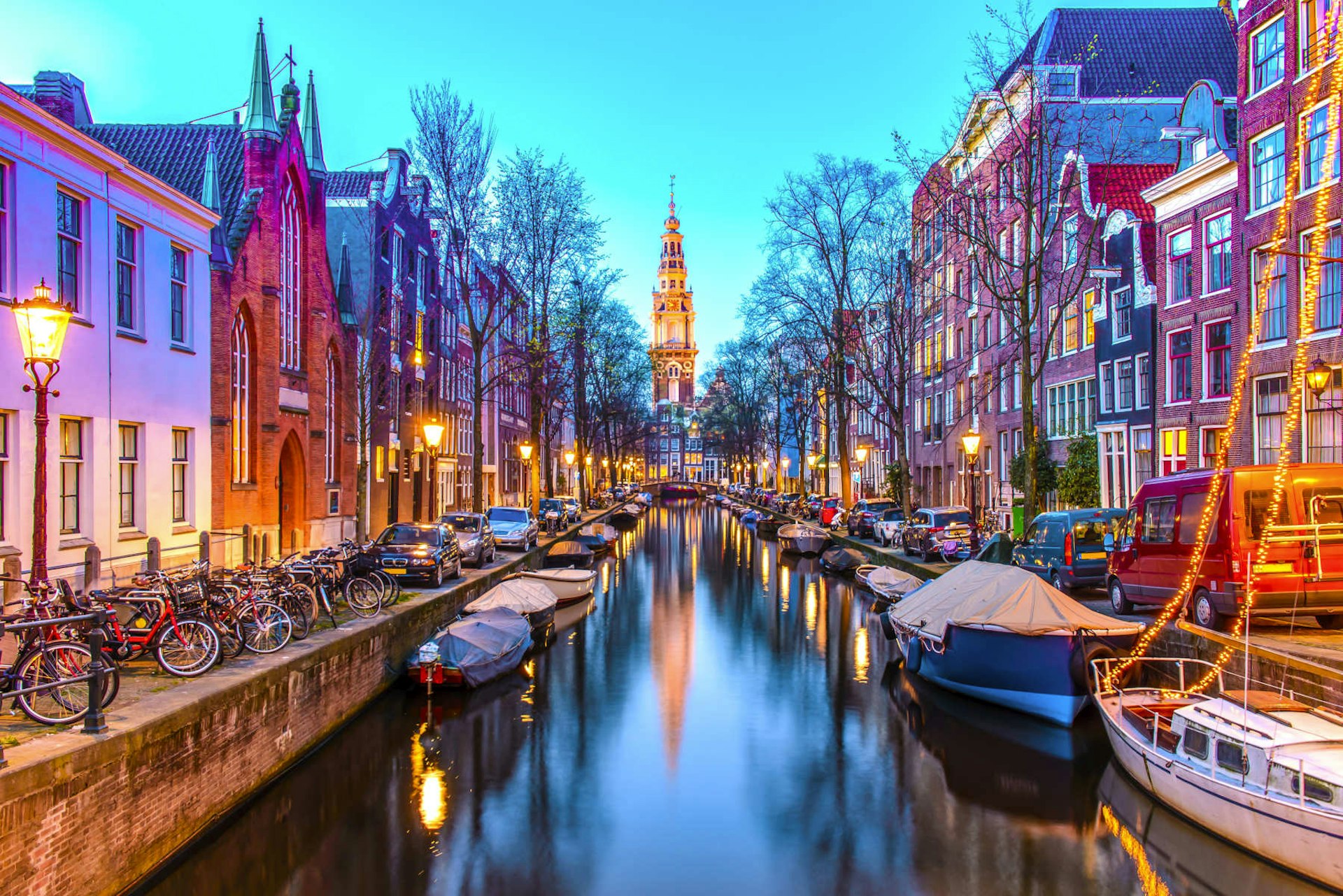 A view of a canal in Amsterdam by night.