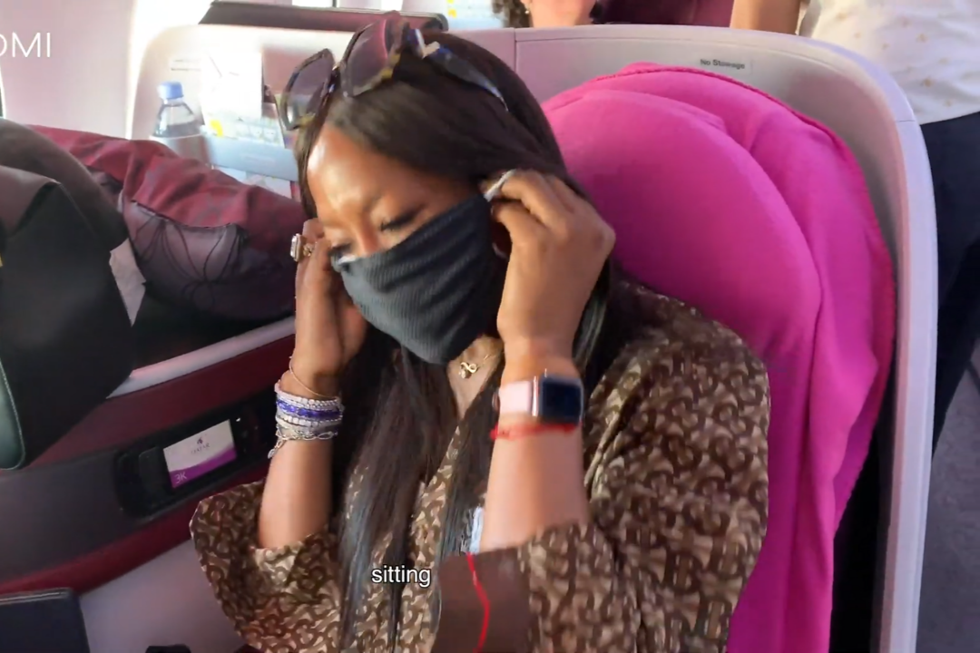 Watch Model Naomi Campbell Scrubs Down Her Entire Plane Seat